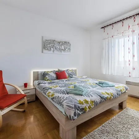 3 Bedroom Awesome In Pula