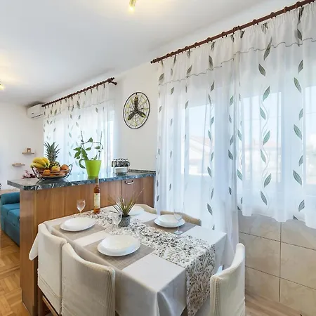 3 Bedroom Awesome In Apartment Pula