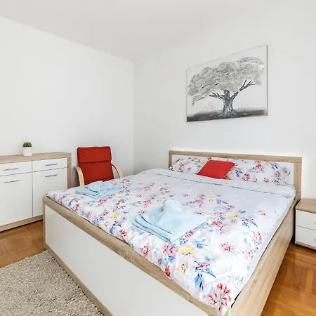 Apartment 3 Bedroom Awesome In Pula