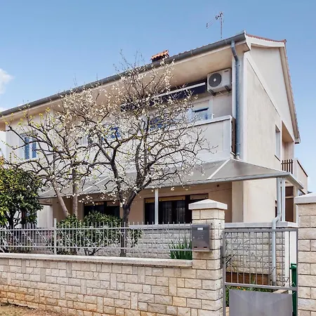 3 Bedroom Awesome In Apartment Pula