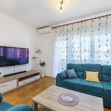 Apartment 3 Bedroom Awesome In Pula