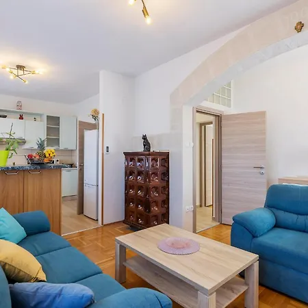 3 Bedroom Awesome In * Pula