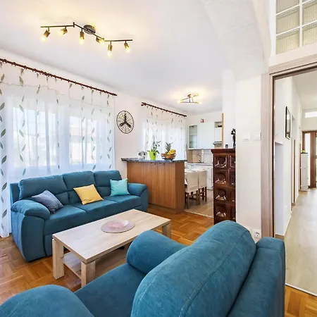 3 Bedroom Awesome In Appartement *