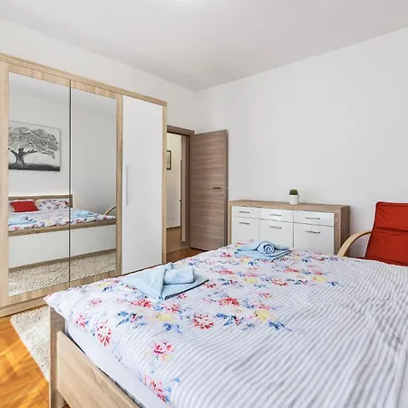 3 Bedroom Awesome In Pula
